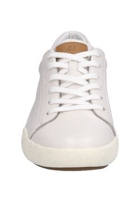 Weiße Ledersneaker mit einer strukturierten, cremefarbenen Gummisohle, die eine abgerundete Zehenpartie und flache weiße Schnürsenkel aufweisen. Dezente braune Akzente nahe der Zunge.