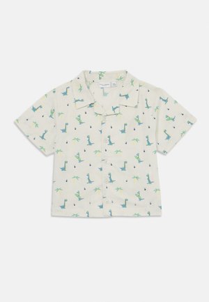 Camisa beige de manga corta para bebé con estampado de dinosaurios azules y verdes y palmeras, con botones delanteros y cuello tipo campamento.