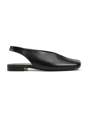 Czarny skórzany płaski but typu slingback z zamkniętym, spiczastym noskiem i niskim, kwadratowym obcasem, widok z boku na białym tle.