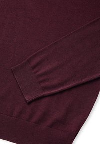 Burgundowa sweter dzianinowy o miękkiej fakturze, z ribbowanymi mankietami i dołem, prezentujący jednolity kolor bez wzorów czy detali metalowych.