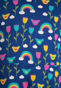 Baumwollstoff mit blauem Hintergrund, der bunte Vögel, Blumen, Regenbögen und Wolken in Rosa, Gelb, Grün und Aqua zeigt.