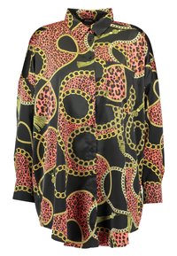 Schwarze Satinbluse mit einem auffälligen Muster aus rosa Leopardenflecken und goldenen Ketten. Sie hat lange Ärmel und ein klassisches Kragendesign.