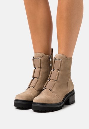 DKNY, Bottines à plateau - beige