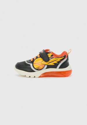 Zwarte en oranje sneaker met vlamontwerp, van gaas en synthetisch materiaal, klittenbandsluiting en een doorzichtige oranje rubberen zool.