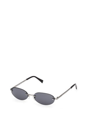 Ovale solbriller med mørke linser, metalramme og strukturerede sorte arme. Har stjerneaccenter på rammen for detaljering.