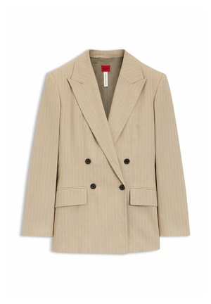 Beige dobbeltradet blazer med tynde hvide nålestriber, brede revers, fire sorte knapper og klaplommer på hver side.