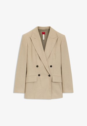 Blazer doppiopetto beige con sottili righe bianche, ampie rever, quattro bottoni neri e tasche con patta su entrambi i lati.