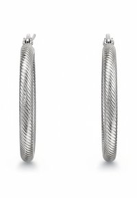 Boucles d'oreilles en argent avec une texture torsadée. Forme circulaire, finition polie, dotées d'un fermoir sécurisé en haut pour un port facile.