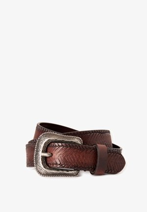 Brązowy skórzany pasek z tłoczonym wzorem w jodełkę i ozdobną srebrną sprzączką, zwinięty na białym tle.