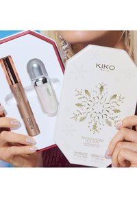 KIKO Milano gavegave sett som inneholder en roségull mascara og sølv lipgloss i en sekskantet hvit boks med gull snøfnuggdesign og lokk.