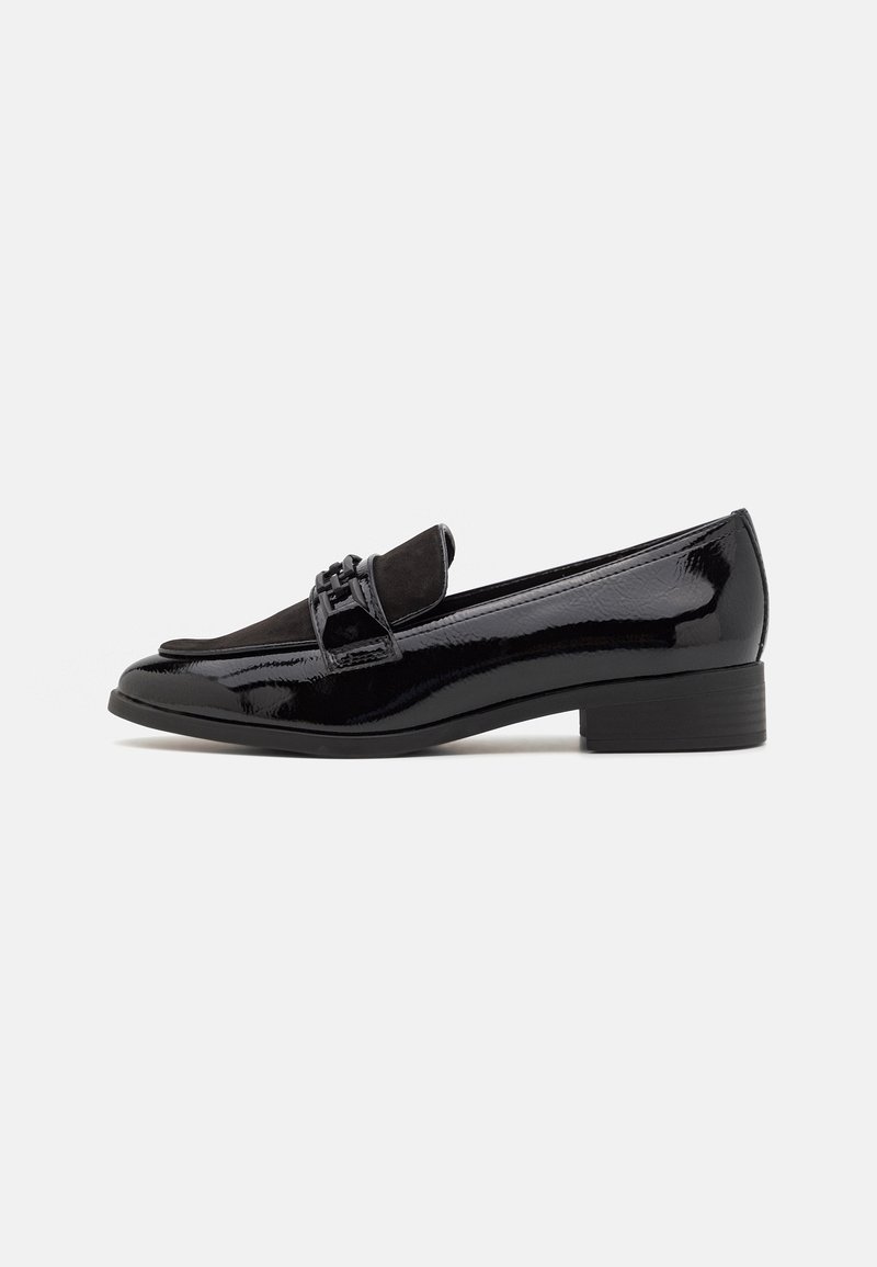 Mocassins en cuir verni noir avec un accent en daim sur le dessus, un talon plat et des ornements décoratifs à l'avant. Texture lisse sur toute la surface.