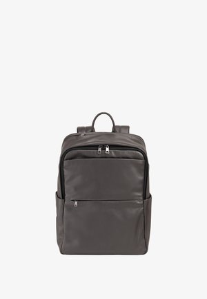 Grauer Leder-Rucksack mit doppelt zippbaren Fächern, mehreren Compartments und einem oberen Griff. Glatte Oberfläche mit minimalistischen Design und einer Seitentasche.