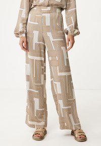 Pantaloni a gamba larga con un motivo geometrico in oro e marrone su uno sfondo chiaro, realizzati in un tessuto liscio e leggero.