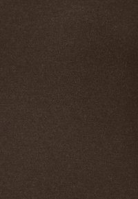 Tissu en tricot marron avec une texture lisse et un motif de tissage homogène, adapté aux vêtements ou aux accessoires. Pas de caractéristiques ou d'accents distincts.