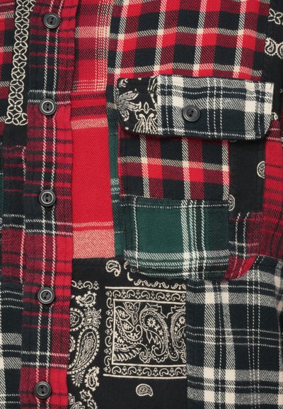 Tlačítka a nášivková flanelová tkanina s kostkovaným a paisley vzorem v červené, černé, zelené a bílé barvě, s knoflíkovou náprsní kapsou.