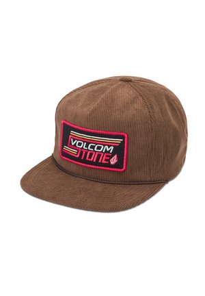 Brun fløjlskasket med flad skygge, med en sort lap med røde og gule accenter og teksten "VOLCOM TONE." Tekstureret overflade.