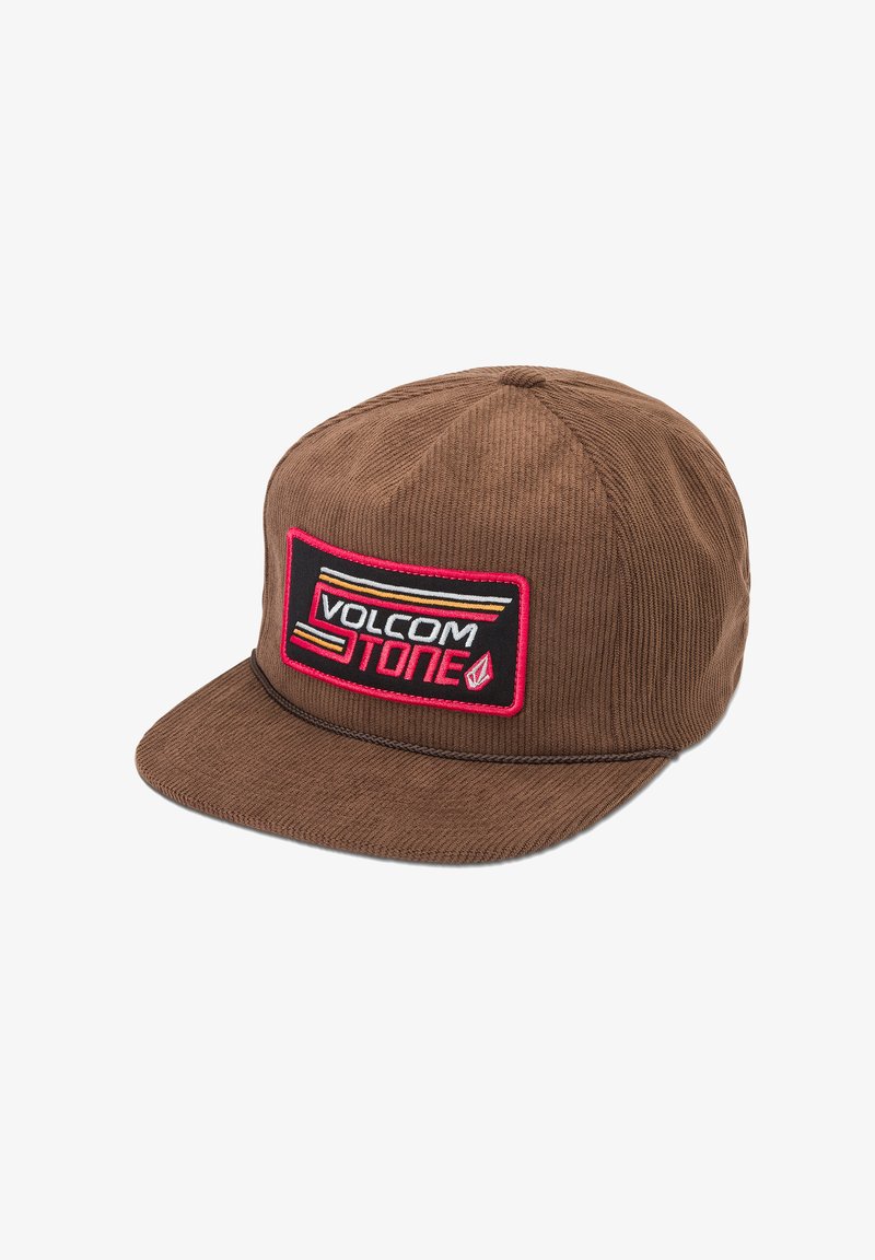 Brun fløjlskasket med flad skygge, med en sort lap med røde og gule accenter og teksten "VOLCOM TONE." Tekstureret overflade.