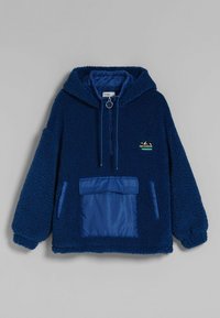 Fleece pulovr v tmavě námořnické barvě s texturovaným povrchem, prošívanou modrou kapsou, nastavitelnou kapucí na šňůrku a akcentem loga hory.