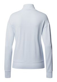 Jasnoniebieski pulower z długim rękawem i kołnierzem typu mock, wykonany z miękkiego materiału, z prążkowanymi mankietami i dołem, o luźnym kroju. Brak widocznych wzorów lub elementów metalowych.