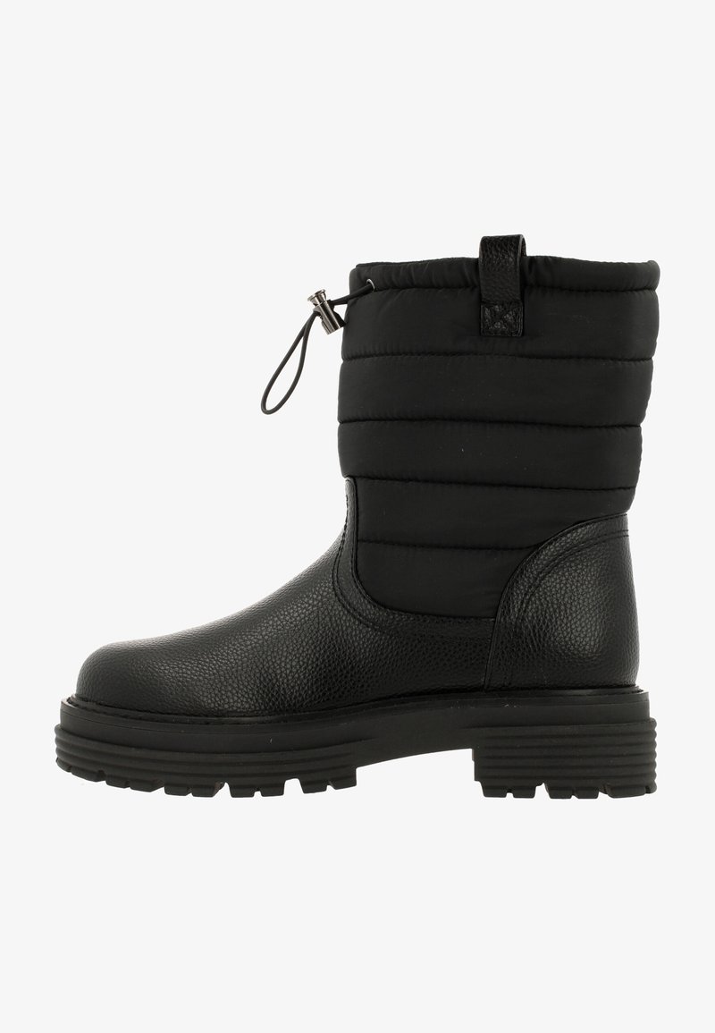 Botte noire mi-mollet avec partie inférieure en cuir texturé, partie supérieure en tissu matelassé, semelle épaisse à crampons et fermeture ajustable par cordon de serrage en haut.