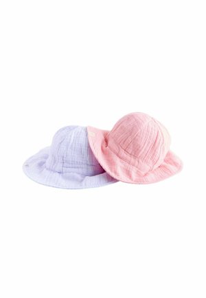 Twee bucket hats, een lavendel en een roze, gemaakt van zachte, gestructureerde stof met brede randen en gestikte naden. Opvallende zijlogo-accenten.