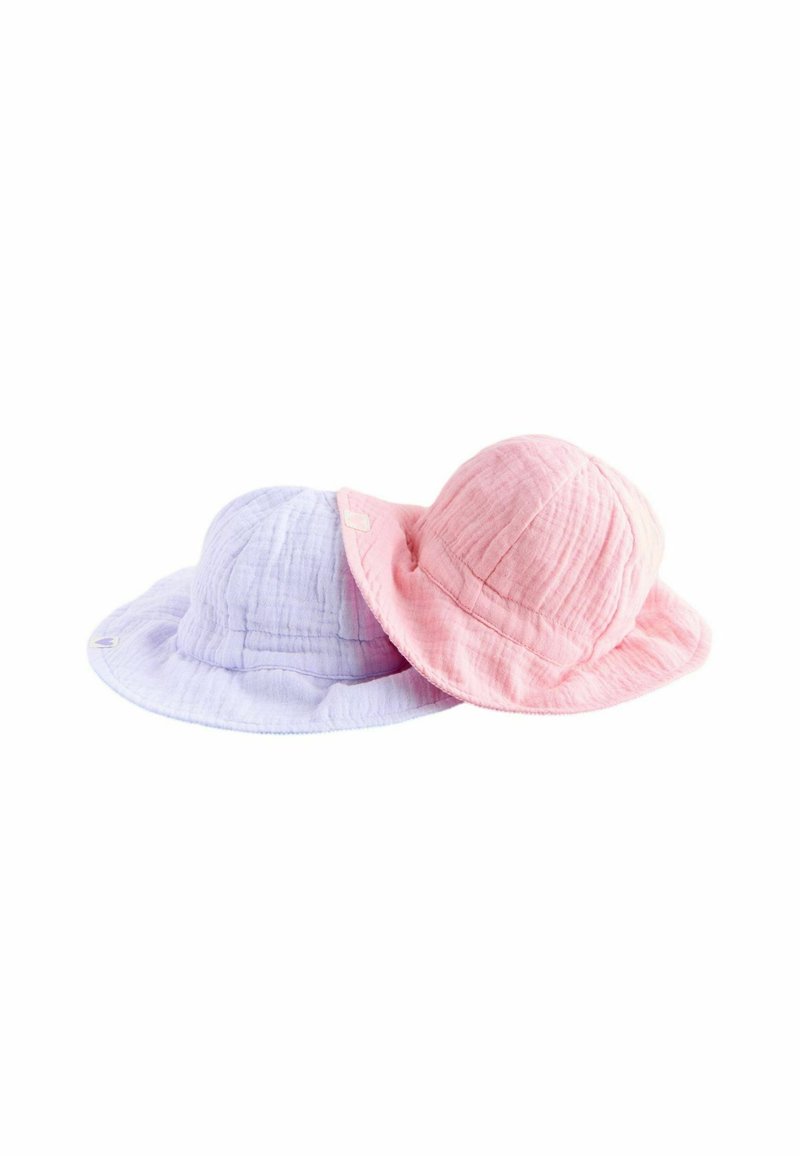 Två bucket hats, en lavendelfärgad och en rosa, gjorda av mjuk, texturerad tyg med breda brätten och sydda sömmar. Framhävda sidologotypdetaljer.