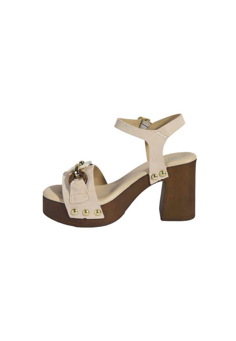 Beige Wildleder-Peeptoe-Sandalen mit einem klobigen Holzabsatz, metallischen Akzenten, breiten Riemen und einem verstellbaren Knöchelverschluss.