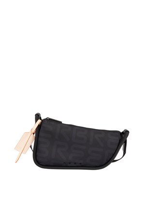 Borsa a tracolla rettangolare nera con motivo in rilievo discreto e due etichette color pesca attachate, mostrata su sfondo bianco.