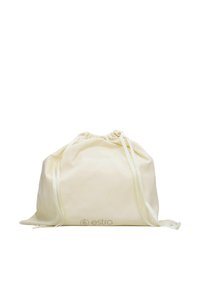 Roomkleurige zachte touwtasje met brede bodem en "estro" logo gedrukt nabij het midden onderaan.