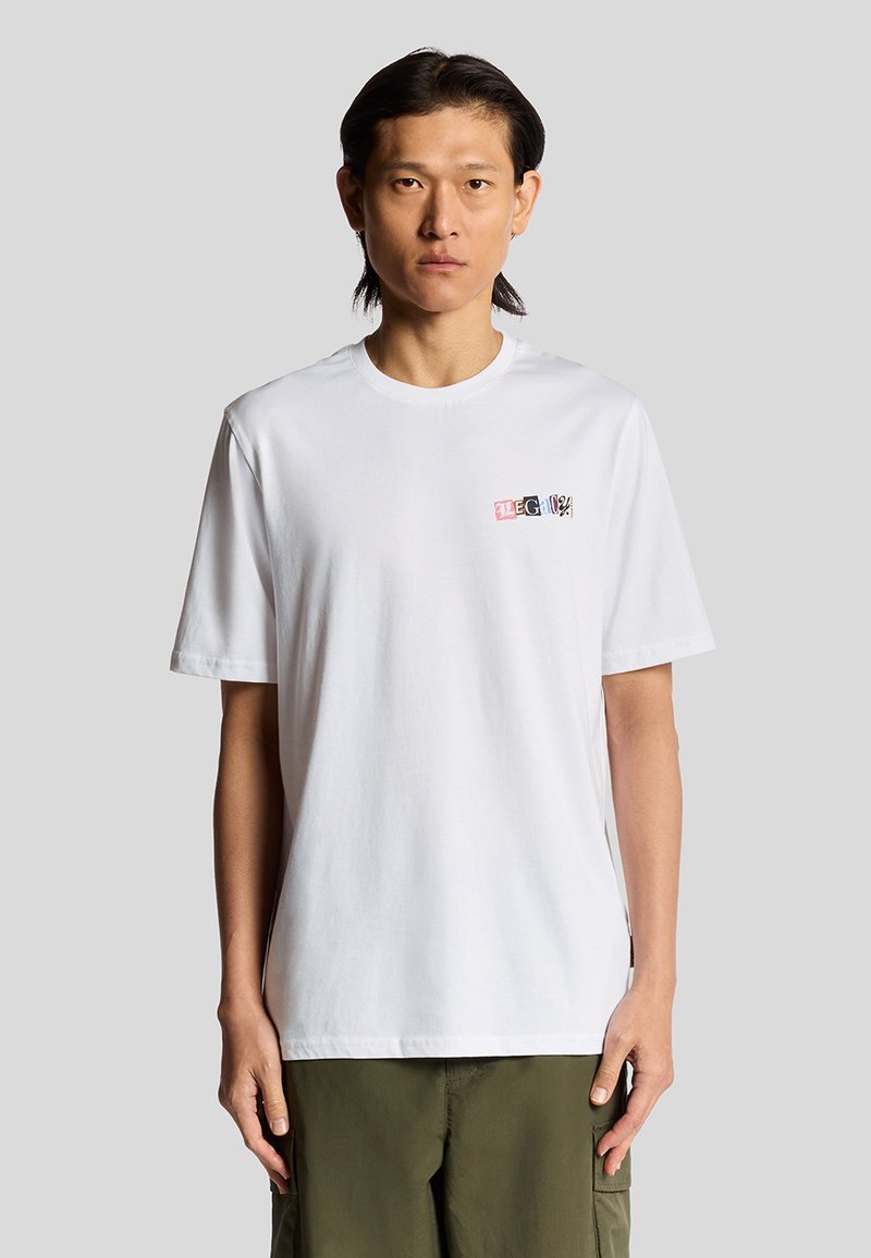 Hvid bomulds T-shirt med rund hals, korte ærmer og et frontgrafik i rød, sort og hvid. Glat tekstur og afslappet pasform.