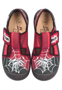 Rot-schwarze Kinderschuhe mit Spinnennetzdesign, ausgestattet mit einem Spinnenmotiv, einem Klettverschluss und einer Gummisohle für guten Halt. Größe 28.