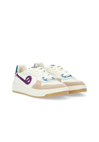 Baskets blanches et beige avec un embout en suede texturé, des accents bleus et un logo brodé violet. Comprend une semelle en caoutchouc et un design à lacets.