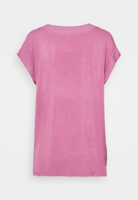 T-shirt rosa a maniche corte con vestibilità rilassata, scollatura rotonda e texture morbida e liscia. La vista posteriore mostra un design semplice e minimalista.