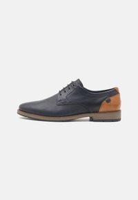 Pantofi bărbătești cu șireturi din piele texturată de culoare bleumarin. Au un accent la toc din piele de culoare maro deschis și o talpă din cauciuc brun. Design clasic.