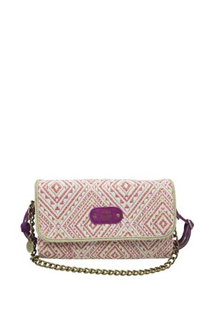 Pochette tissée rose et blanche à motif géométrique, plaque avec le logo Sergio Rossi et bandoulière chaîne dorée avec détails en cuir violet.