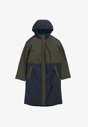 Lang, hættefrakke i mørkegrøn og marineblå, lavet af glat stof. Har trykknapper og to frontlommer. Minimalistisk design.