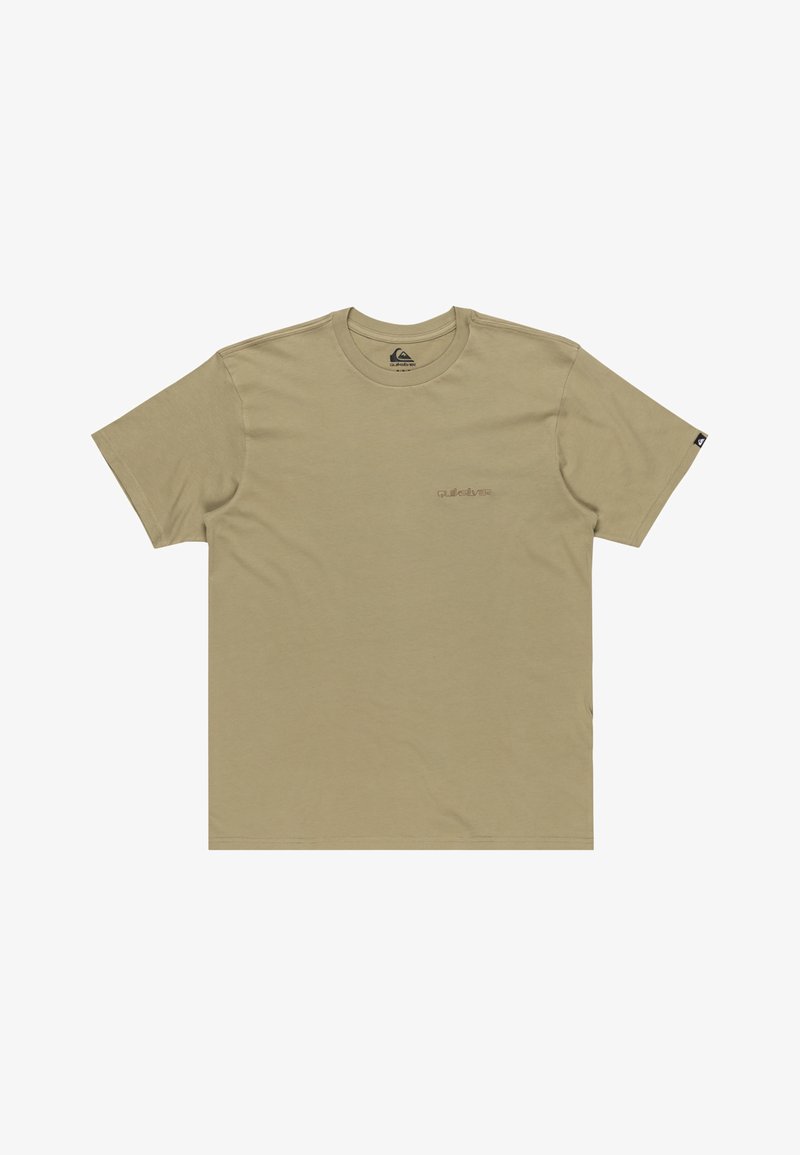 Camiseta de algodón beige con mangas cortas. Presenta un cuello redondo y un sutil logo en un tono más oscuro en el lado izquierdo del frente.