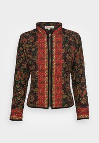 Zwarte zip-up jas met complexe paisley- en bloemenpatronen in rood en groen. Kenmerken zijn een hoge kraag en een textuurstof.