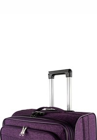 Maleta de tela morada con asa retráctil de aluminio, múltiples compartimentos con cremallera y superficie texturizada para mayor agarre.