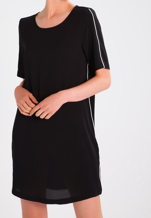 Robe noire à manches courtes, col rond, avec des accents de rayures blanches sur les côtés. Fabriquée dans un tissu lisse, elle a une coupe décontractée et une longueur mi-cuisse.