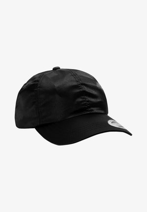 Cappello nero realizzato in materiale lucido, con visiera curva, cuciture a vista e un patch rotondo con logo sulla parte anteriore.