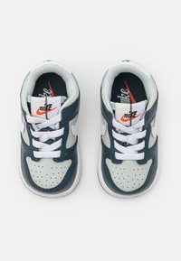 Nike Sportswear DUNK LOW UNISEX - Tenisice - deep jungle/white/light silver