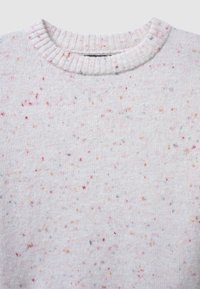 Pullover in hellbeige mit mehrfarbigen Sprenkeln in Pink, Blau und Orange. Verfügt über einen gerippten Rundhalsausschnitt und einen weichen, strukturierten Stoff.