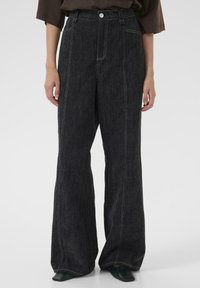 Zwarte denim broeken met wijde pijpen, contrasterende stiksels, hoge taille, vo pockets en een reguliere pasvorm. Glad textuur, lichtgewicht materiaal.