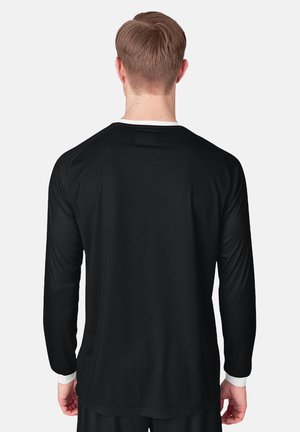 Zwart sporttruitje met lange mouwen van een gestructureerde stof, met een witte kraag en raglanmouwen. De achterkant toont een eenvoudig ontwerp.