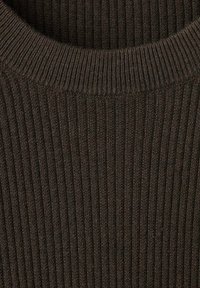 Dunkelbrauner, gerippter Strickstoff mit Rundhalsausschnitt, der die Textur und das Muster vertikaler Linien zeigt. Langlebiges und weiches Finish.