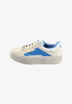 Zapatilla baja blanca y azul con suela gruesa y texturizada, cordones crema y forro interior acolchado azul.