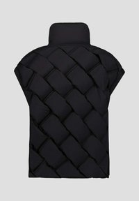 Zwarte gewatteerde mouwloze puffer vest met een hoge kraag en een gepaddede diagonale ruitpatroon op een lichtgrijze achtergrond.