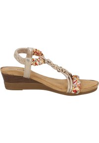 Keilabsatzsandale mit einem metallisch goldenen Riemen, geflochtenen floralen Akzenten in Rot und Gelb sowie einem gepolsterten, hellbraunen Fußbett mit einer strukturierten Gummisohle.