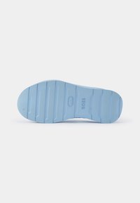 Sola de sapato de borracha azul claro com ranhuras horizontais, um logotipo em relevo e uma borda arredondada suave, indicativa do design de calçado casual.